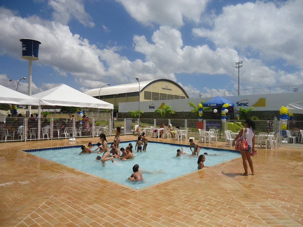 Sesc Paraná - Aproveite uma superestrutura em frente à praia, com piscinas  para adultos e crianças, área de esporte e recreação, playground,  restaurantes e muito mais no Sesc Caiobá. Do dia 14